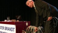 Water brandt!? HHO?! Hoho, hahaha, proest en … zucht Een presentatie die voor zichzelf spreekt: water kan echt branden! HHO?! Humor om te lachen