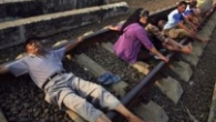In Indonesië gaan mensen op spoorrails liggen om te genezen. Een behandeling met gevaarlijke bijwerkingen.