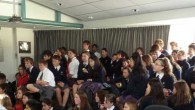 Middelbare school docent start skeptische groep En krijgt een overweldigende opkomst.