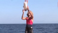 Baby-yoga: baby’s aan hun armpjes rondslingeren Onverantwoorde risico's onder het mom van yoga.