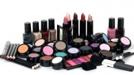 Makeup, werkt dat nou eigenlijk? Als je het mannen vraagt zeggen ze vaak dat ze vrouwen mooier vinden zonder makeup. Maar vrouwen weten het allang: er zit nogal een verschil tussen wat mannen zeggen en wat ze doen.