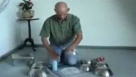 Toch ‘magnetisch’ ondanks talkpoeder? Als je van je hand een kommetje maakt blijft er door het vacuum ook vanalles aan hangen.